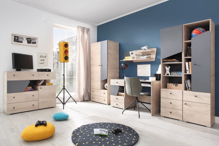 Komplettes Kinderzimmer-Set in Eiche und Grau mit Schreibtisch, Kleiderschrank und Kommode.