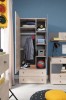 Offener Kleiderschrank aus Holz im Kinderzimmer mit praktischen Schubladen und Ablagefächern.
