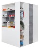 Großer Eckkleiderschrank mit vielen offenen Regalen für Spielzeug und Bücher im Kinderzimmer.