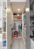 Begehbarer Kleiderschrank Innenansicht mit Regalsystem für Kleidung und Sportzubehör.