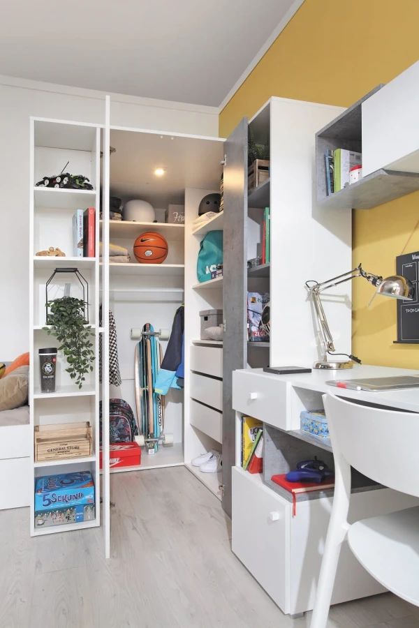 Jugendzimmer Einrichtung mit Schreibtisch, begehbarem Eckschrank und Wandregal in Weiß-Grau.