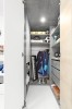 Begehbarer Kleiderschrank in Grau mit Kleiderstange und Ordnungssystem.