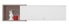 Wandplank wit met schuifdeur, houten binnenkant en decoratieve accessoires.
