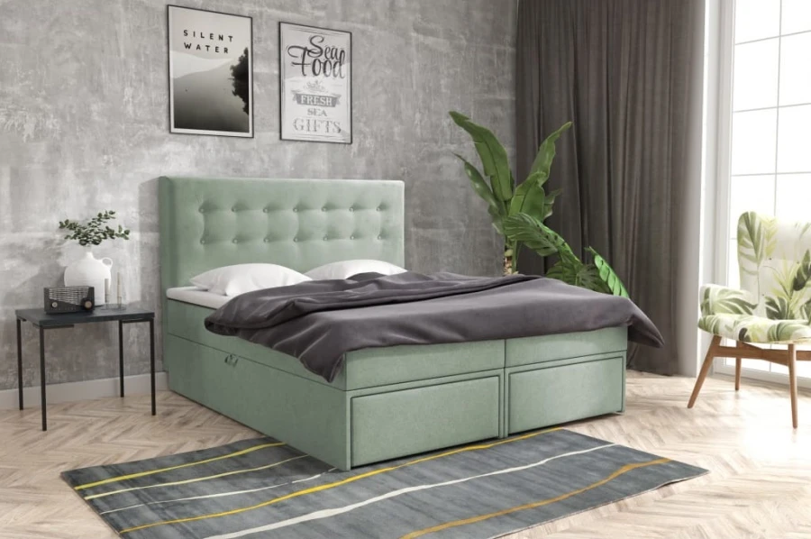 Grünes Polsterbett mit Schubladen und gestepptem Kopfteil im Schlafzimmer.