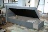 Hellblaues Boxspringbett mit Stauraum: Aufgeklappter Bettkasten und ausgezogene Schublade im Kinderzimmer.