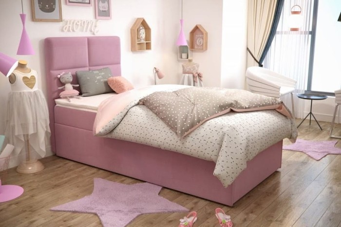Gemütliches rosa Boxspringbett für Mädchen mit dekorativer Bettwäsche im liebevoll gestalteten Zimmer.