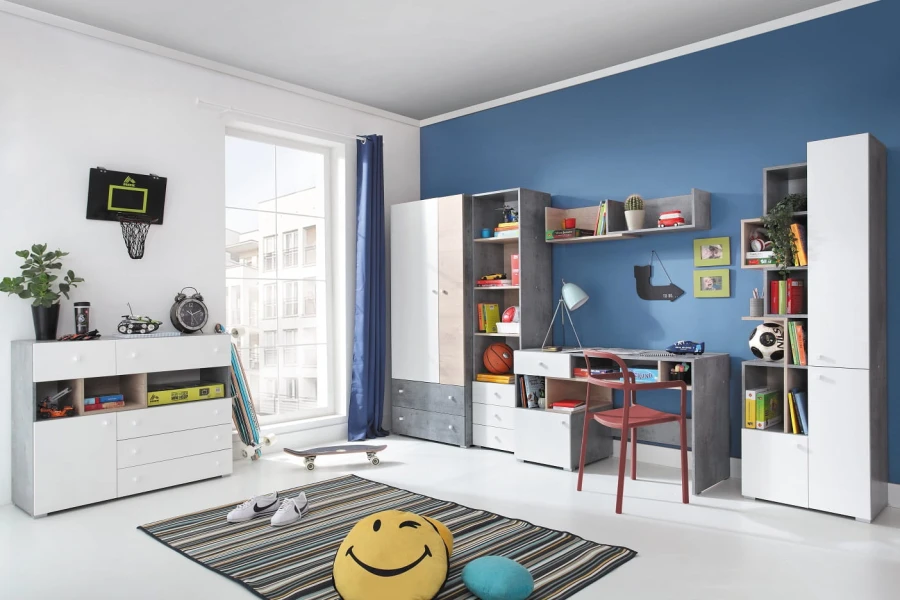 Komplettes Jugendzimmer-Möbelset in Weiß und Grau mit Schreibtisch, Schrank und Regalen in blauem Raum.