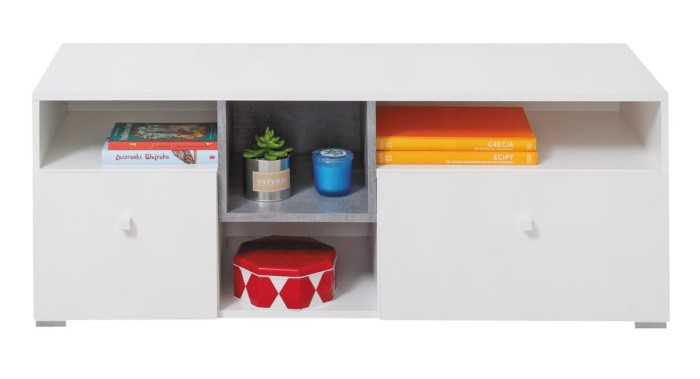 Weißes TV-Board mit grauen Regalfächern, dekoriert mit Büchern und Pflanze.