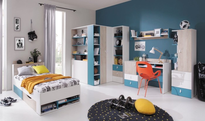 Stilvolles Jugendzimmer mit Eckkleiderschrank, Schreibtisch und Bett in Eiche-Optik.