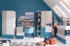 Komplettes Jugendzimmer Möbel-Set mit Schreibtisch, Kleiderschrank und Regalen in Blau und Weiß.