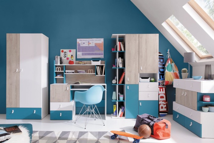 Komplettes Jugendzimmer Möbel-Set mit Schreibtisch, Kleiderschrank und Regalen in Blau und Weiß.