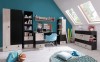 Modernes Jugendzimmer mit Möbeln in Schwarz und Eiche, Schreibtisch, Kleiderschrank und blauem Stuhl.