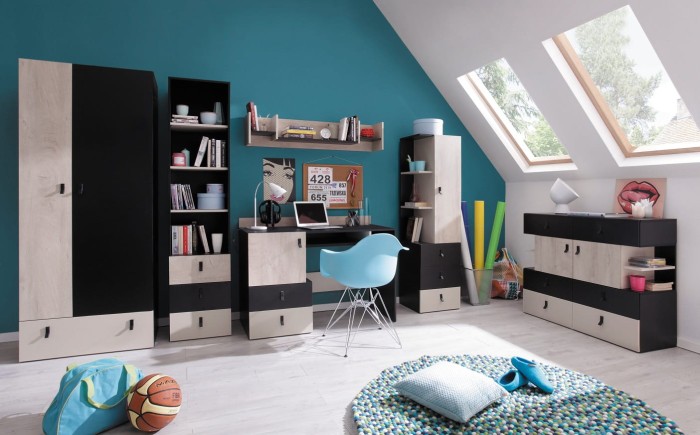 Modernes Jugendzimmer mit Möbeln in Schwarz und Eiche, Schreibtisch, Kleiderschrank und blauem Stuhl.