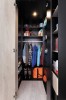 Begehbarer Eckkleiderschrank mit Beleuchtung, Stauraum für Kleidung und Sportausrüstung.