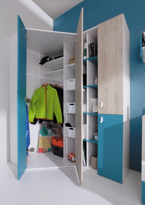 Begehbarer Eckkleiderschrank in Blau und Weiß mit Kleiderstange und Regalen für das Jugendzimmer.