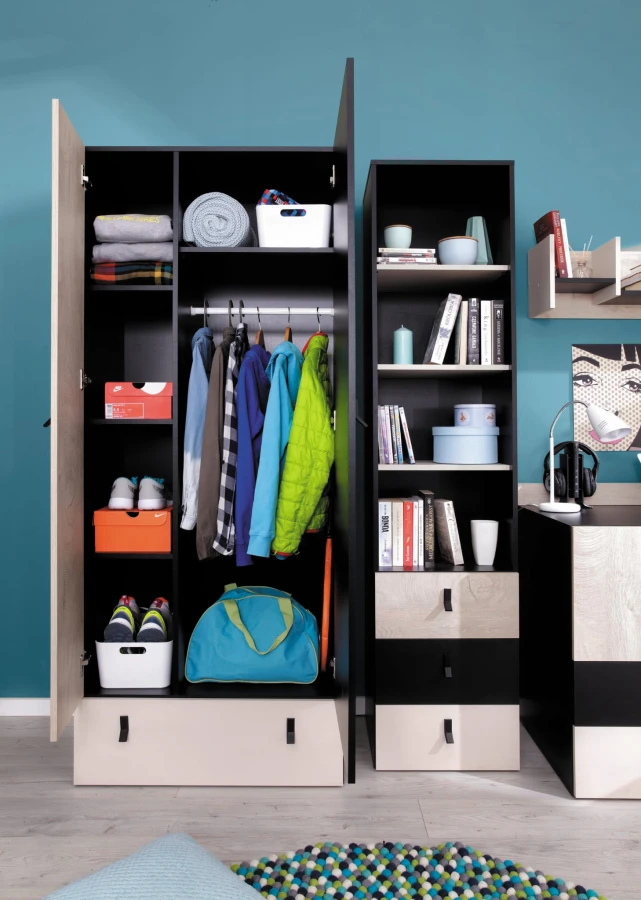 Kombination aus schwarzem Kleiderschrank und Regal im modernen Jugendzimmer-Design.