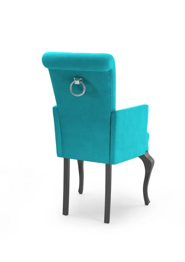 Achteraanzicht van de turquoise fauteuil met decoratieve zilveren ringgreep.