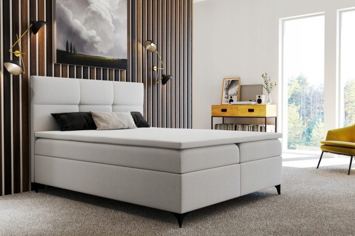 Hellgraues Boxspringbett mit schwarzen Füßen in stilvoller Schlafzimmer-Einrichtung