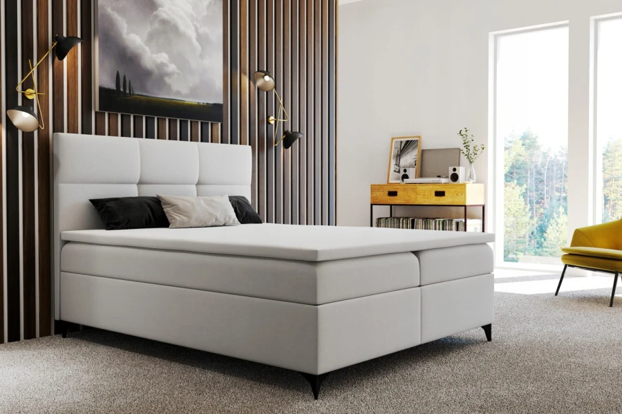 Hellgraues Boxspringbett mit schwarzen Füßen in stilvoller Schlafzimmer-Einrichtung