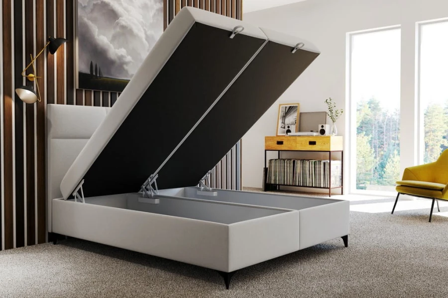 Weißes Boxspringbett mit aufgeklapptem Bettkasten für praktischen Stauraum im Schlafzimmer.