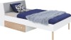 Modernes Jugendbett in Weiß und Eiche mit Bettkasten und blauem Bettzeug.