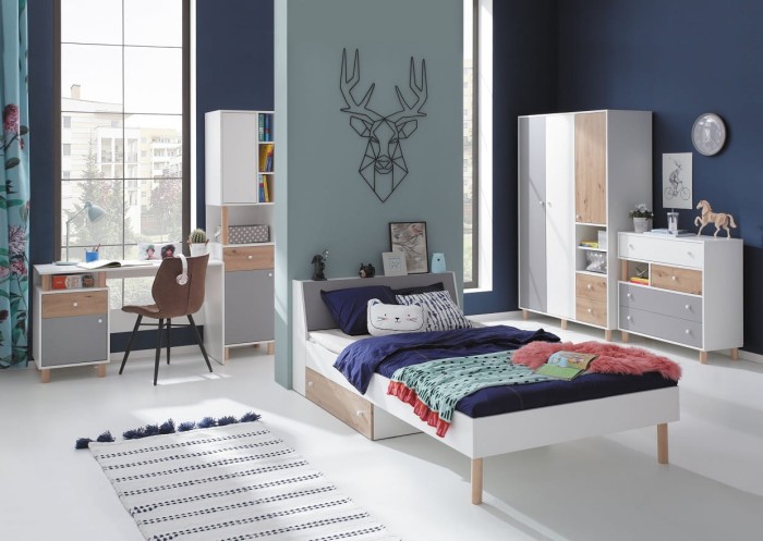 Eingerichtetes Jugendzimmer mit Bett, Schreibtisch, Kommode und Kleiderschrank in Weiß-Grau-Eiche.