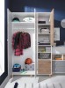 Geöffneter Kleiderschrank mit Kleiderstange, Regalböden und Schubladen für optimale Organisation.