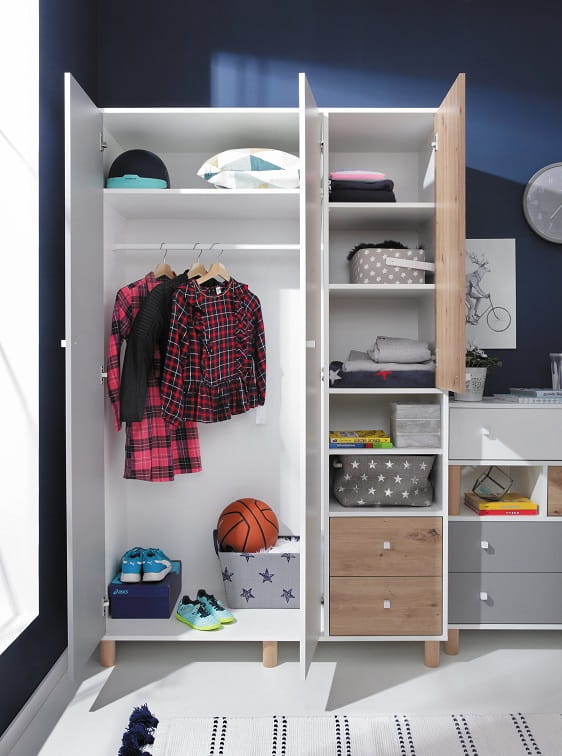 Geöffneter Kleiderschrank mit Kleiderstange, Regalböden und Schubladen für optimale Organisation.