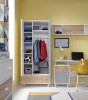 Kinderzimmer-Set mit weißem Kleiderschrank, Schreibtisch und gelber Wandgestaltung.