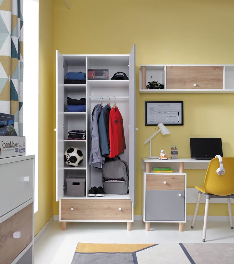 Kinderzimmer-Set mit weißem Kleiderschrank, Schreibtisch und gelber Wandgestaltung.
