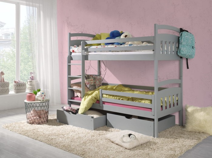 Graues Etagenbett aus Kiefernholz mit Leiter und zwei Schubladen im Kinderzimmer.