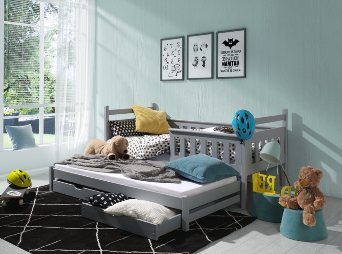 Graues Kinder-Funktionsbett aus Holz in einem hellblauen Zimmer.