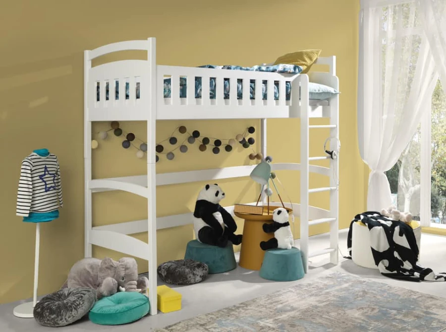 Weißes Hochbett für Kinder mit Leiter und Stauraum unter dem Bett in einem gelben Zimmer.