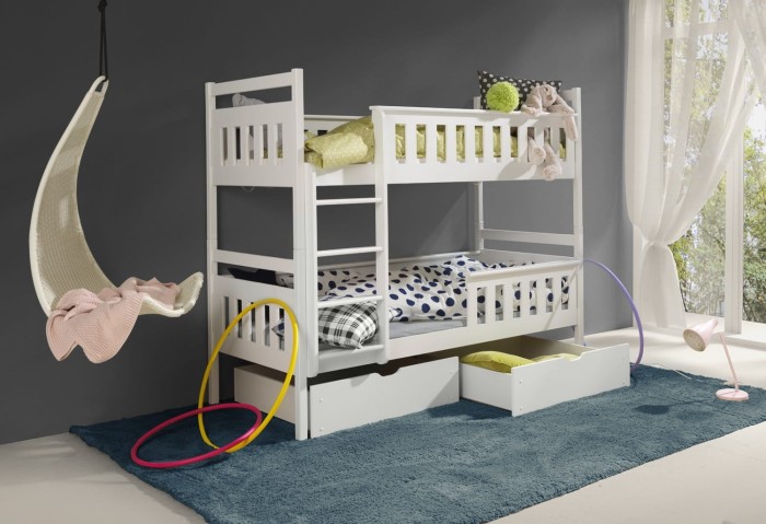 Weißes Etagenbett aus Massivholz mit zwei Schubladen im modern eingerichteten Kinderzimmer.