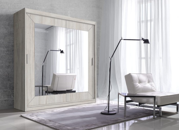 Schiebetürenschrank in hellem Holzdekor mit Spiegeltüren und modernem Design für das Schlafzimmer.