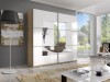 Weißer Schlafzimmerschrank mit Spiegelfront in stilvoll eingerichtetem Wohnraum.