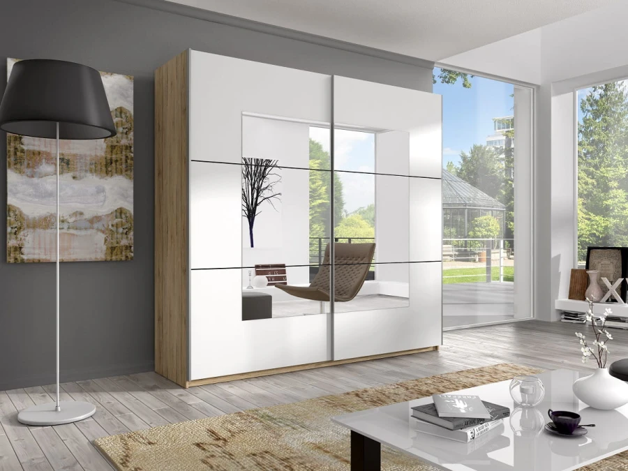 Weißer Schlafzimmerschrank mit Spiegelfront in stilvoll eingerichtetem Wohnraum.