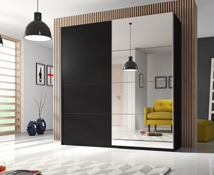 Schwarzer Schiebetürenschrank mit großer Spiegelfläche in elegantem Design.