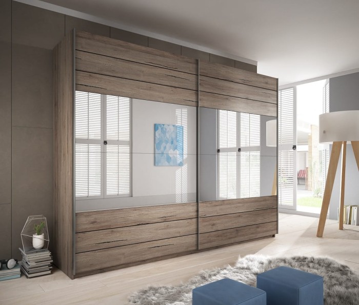 Moderner Schwebetürenschrank in Eiche-Nachbildung mit Spiegel für das Schlafzimmer.
