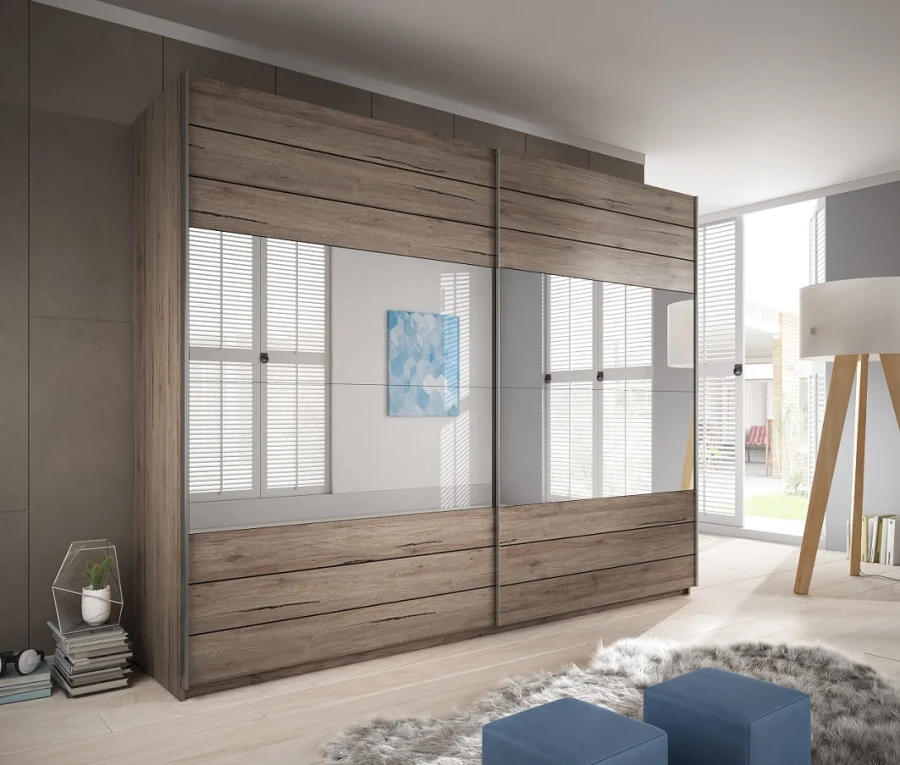 Moderner Schwebetürenschrank in Eiche-Nachbildung mit Spiegel für das Schlafzimmer.