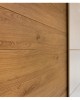 Nahaufnahme der Holzmaserung einer Schrankfront in Eiche-Nachbildung.