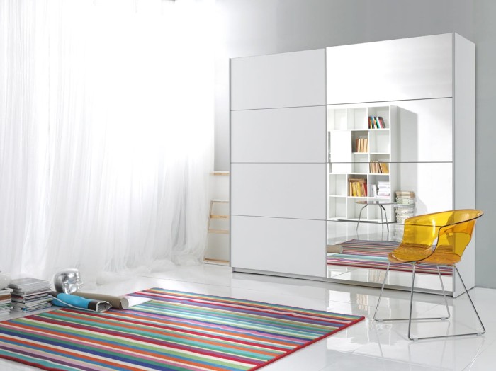 Weißer Schwebetürenschrank mit Spiegelfront, stilvoller Kleiderschrank für helle Räume.