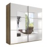 Moderner Kleiderschrank in Weiß und Eiche mit großen Spiegelflächen und Schiebetüren.