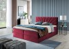 Modernes Boxspringbett in Beerenrot mit fächerförmigem Kopfteil im stilvollen Schlafzimmer.
