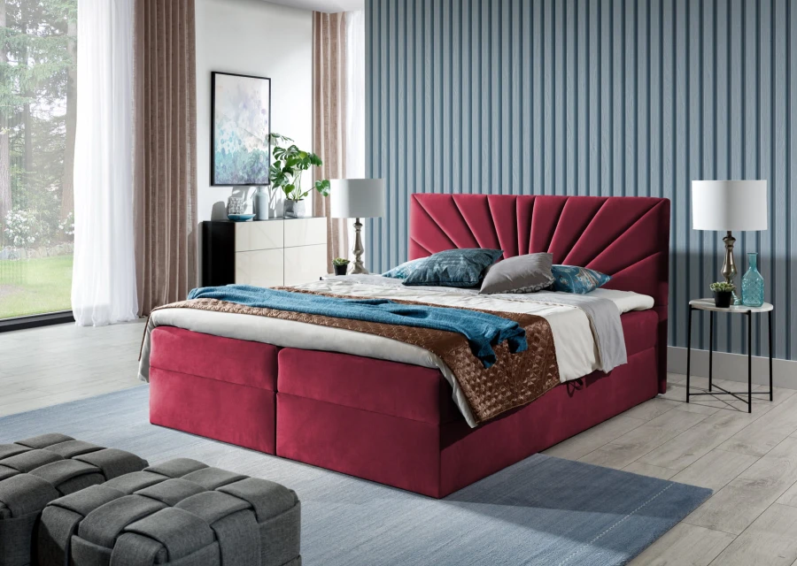 Modernes Boxspringbett in Beerenrot mit fächerförmigem Kopfteil im stilvollen Schlafzimmer.