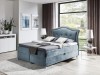 Hellblaues Boxspringbett aus Samt in hellem, modernen Schlafzimmer-Ambiente.