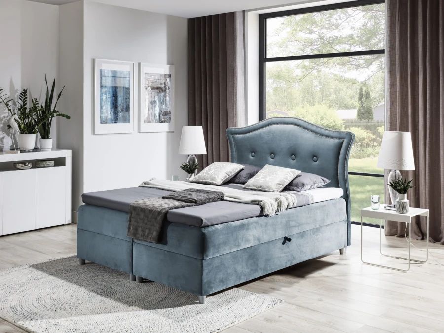 Hellblaues Boxspringbett aus Samt in hellem, modernen Schlafzimmer-Ambiente.