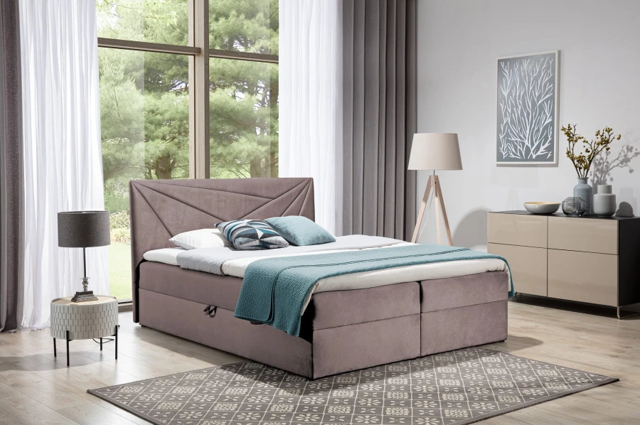 Modernes taupefarbenes Boxspringbett mit geometrisch gestepptem Kopfteil in hellem Schlafzimmer.