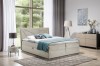 Beiges Boxspringbett mit Kopfteil in geometrischem Design in stilvoller Schlafzimmereinrichtung.