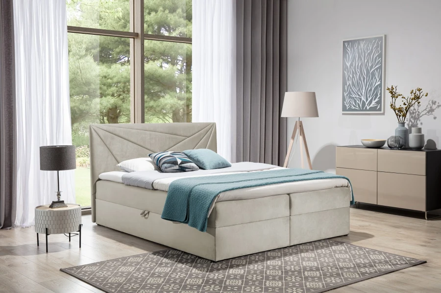 Beiges Boxspringbett mit Kopfteil in geometrischem Design in stilvoller Schlafzimmereinrichtung.